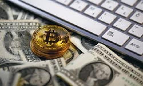 

加密货币2023年走势分析与展望

关键词

加密货币, 走势分析, 2023年

详细介绍

在2023年，加密货币市场经历了一系列波动，受到了全球金融形势、政策法规、技术创新以及投资者心理等多重因素的影响。从年初的市场低迷到中期的反弹，再到后期的调整，整个过程中参与者的行为和市场的情绪变化都显得至关重要。本报告将从几个关键维度分析2023年加密货币的走势，以及未来可能的发展趋势。

一、市场概述

加密货币市场自2009年比特币（Bitcoin）诞生以来，经历了多个周期的起伏。在2023年，市场呈现出以下几个特征：

1. **市场资本化与交易量**：根据数据，2023年加密货币市场的总市值在某些时段内一度回升至2万亿美元，交易量也在逐步增加。相比2022年，交易的活跃度有所提升，反映出投资者对市场的重拾信心。

2. **主流币种的表现**：比特币和以太坊（Ethereum）作为市场的两大主流币种，其价格波动在行内引起了广泛关注。比特币在2023年一度恢复至6万美元的关口，而以太坊也在技术升级后有所增长。

3. **新兴项目和DeFi的崛起**：2023年，去中心化金融（DeFi）项目和新兴的区块链项目在市场中脱颖而出，吸引了大量资金流入。同时，NFT（非同质化代币）的市场也表现出强劲的活力，进一步推动了市场的多样性。

4. **宏观经济因素的影响**：全球经济形势的不确定性，通货膨胀、央行加息政策等，对投资者情绪产生了直接影响，加密货币市场的波动性也随之加剧。

二、市场走势的驱动因素

加密货币的市场走势并非孤立存在，多个因素共同促进或抑制着其发展：

1. **技术创新与升级**：区块链技术的不断发展，是推动加密货币市场不断适应和创新的重要动力。以太坊2.0的升级，侧链技术的应用，都使得网络的稳定性和交易效率得到了提升。这些技术水平的提升，吸引了更多的开发者和用户参与，加速了市场的增长。

2. **政策法规的环境**：各国政府对加密货币的监管政策有所不同，既存在支持的声音，也有加强监管的举措。比如，美国对加密资产的监管正在逐步加强，对交易所和投资者进行更加严厉的监管措施，而一些国家则积极探索利用区块链技术进行数字货币的发行和管理。这种政策环境的变化，会对市场情绪和投资策略产生直接的影响。

3. **市场情绪的演变**：加密货币市场受投资者情绪的波动影响较大。在牛市时期，乐观情绪会促使投资者大量买入，推高价格；而在熊市期间，恐慌情绪则可能加速抛售。2023年，投资者对市场走势的预判经过了一系列波动，逐步从恐慌转向谨慎乐观。

4. **国际经济形势的影响**：全球经济环境的变化对加密货币市场的影响不可小觑。各国央行的货币政策、地缘政治的不稳定性、传统市场的波动等，都会在一定程度上影响投资者的风险偏好，进而影响加密货币的投资行为。

三、未来市场的展望与挑战

对于未来的加密货币市场，尽管面临诸多挑战，但仍然具备一定的发展潜力：

1. **技术的不断发展与创新**：区块链技术的应用场景不断扩大，特别是在金融、供应链管理、数字身份等领域的应用潜力，使得加密货币具有更广泛的市场基础。

2. **金融机构的参与加强**：越来越多的传统金融机构开始探索和参与加密货币市场，可能为市场带来更多的流动性和稳定性，同时提升整个行业的合法性。

3. **投资者教育与市场成熟度**：随着加密货币知识的普及，越来越多的投资者了解加密货币及其市场运作规则，市场的成熟度和稳定性有望提高。

4. **合规和监管的趋于明晰**：未来加密货币市场将面临更加合理和先进行的监管政策，合规性将有助于市场的健康发展。

四、相关问题分析

1. 2023年加密货币的主流趋势是什么？

2023年，加密货币的主流趋势主要体现在以下几个方面：

1. **去中心化金融（DeFi）的发展**：DeFi继续引领市场发展，吸引了大量的流动性，逐渐成为加密货币市场中的重要组成部分。通过智能合约和区块链技术，使得金融服务的透明性和高效性得到了提升。

2. **NFT市场的扩大**：非同质化代币（NFT）作为加密领域的先锋，逐步从艺术品扩展到游戏、音乐等多个领域，形成了独特的市场生态。

3. **多链生态的发展**：随着不同区块链之间的相互连接，跨链技术逐渐成熟，能够使得不同的区块链网络间实现资产的互通，有助于推动整个加密生态的互动和合作。

4. **稳定币的使用增加**：由于市场的不确定性，稳定币作为资本的避风港得到了越来越多的重视，为投资者提供了稳定的价值存储手段，同时也为交易所带来更好的流动性。

综合来看，2023年的加密货币走势表现出多元化和专业化的特征，为后续的发展奠定了基础。

2. 如何评估加密货币的风险？

评估加密货币的风险需要考虑以下几个指标：

1. **市场波动性**：加密货币的价格波动较大，投资者需要了解特定资产的波动特性，通常波动越大，风险越高。

2. **项目的技术基础**：每种加密货币背后都来自于不同的技术团队和应用场景，评估项目的技术能力和错误可能性是很重要的。

3. **市场情绪**：投资者情绪对市场风险的影响非常显著，情绪波动可能导致价格剧烈变化，因此需要注意市场的趋势和舆论方向。

4. **流动性问题**：交易量的多少直接影响到投资者的交易能力，在流动性较低的情况下，可能会导致价格的剧烈波动。

5. **政策法规风险**：加密货币市场的监管政策仍然存在不确定性，不同国家的政策导向不同，也可能对整个市场的稳定性造成影响。

综上所述，评估加密货币的风险要求投资者进行全面的市场分析，结合多个因素进行综合判断。

3. 在2023年有哪些成功的投资策略？

2023年，成功的投资策略主要包括：

1. **分散投资**：通过投资多种不同类型的加密货币，能够降低风险，避免因个别资产的价格波动造成整体收益的损失。

2. **长期持有**：在牛市到来前，如果投资者经过精心选择，能够在低位买入一些有潜力的资产，并持有更长时间以获取高额的回报。

3. **趋势跟随策略**：利用趋势线和技术分析工具，跟随市场主流方向进行交易，尤其适合那些对技术分析有一定认识的投资者。

4. **积极参与DeFi与流动性挖矿**：在DeFi项目中提供流动性或进行参与挖矿，可以获得被动收益，能够有效提升整体收益。

每种策略都有其适用的场景和风险，投资者应根据自身的风险承受能力选择适合自己的策略。

4. 加密货币会在未来几年继续发展吗？

加密货币在未来几年的发展前景仍然乐观，主要基于以下原因：

1. **技术创新的推动**：随着技术的不断进步和成熟，区块链技术的潜在应用范围正在不断扩大，这将为加密货币创造更多的市场机会。

2. **金融生态的变革**：越来越多的金融机构正在关注并参与加密货币市场，可能形成一种新的金融生态，将加密货币引入更多的传统金融产品中。

3. **用户群体的扩大**：随着普通用户对加密货币认知的提升，潜在的用户基础正在逐步扩大，推动市场的参与度与活跃度。

4. **去中心化经济的演绎**：去中心化经济理念逐渐深入人心，越来越多的企业开始探索以加密货币为基础的商业模式，推动市场的多样化发展。

尽管市场发展面临挑战与不确定性，但加密货币技术的前景及市场潜力，使其在未来几年的发展依然具有吸引力。

总结来看，2023年的加密货币市场经历了波动与磨砺，在全球经济和技术环境不断变化的背景下，人们对未来充满了期待。然而，投资者在进入市场时，始终需要保持谨慎，关注市场动态，并进行适当的风险管理。